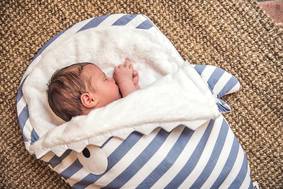 ストライプ柄サメのスリーピングバッグ(0-3M) - BABY BITES JAPAN(ベイビーバイツジャパン)
